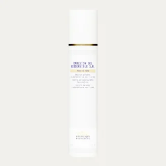 Emulsion Gel Biosensible S.R. - Xhel i lehtë qetësues dhe balancues i yndyrës, ideal për lëkurë të ndjeshme që prodhon sebum të tepërt, duke ndihmuar në uljen e shkëlqimit, qetësimin e irritimeve dhe rikthimin e ekuilibrit të tenit